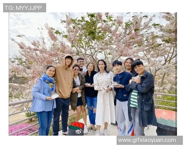 足球明星与雪碧的高清合影展现青春活力与运动魅力