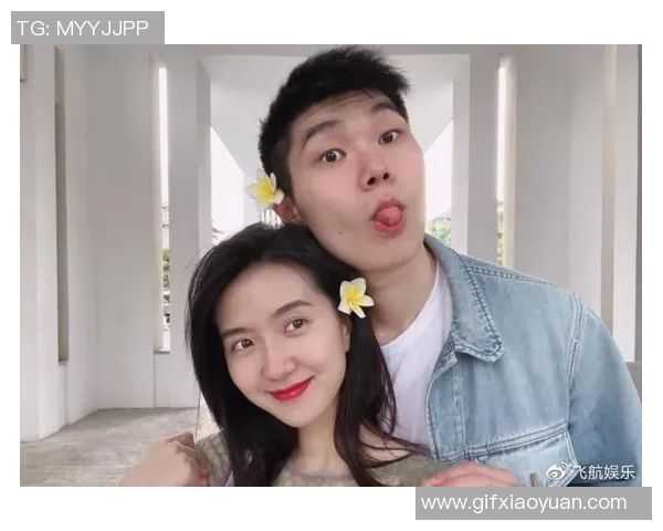 足球明星戴维斯与女友甜蜜互动引发粉丝热议感情生活曝光